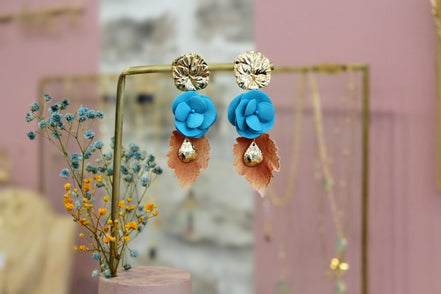 Bijou femme Grandes boucles d'oreilles dorées fleurs invitée mariage bleu canard et marron