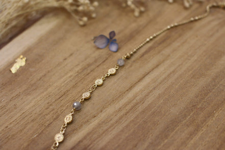 collier en laiton doré et perles en labradorite