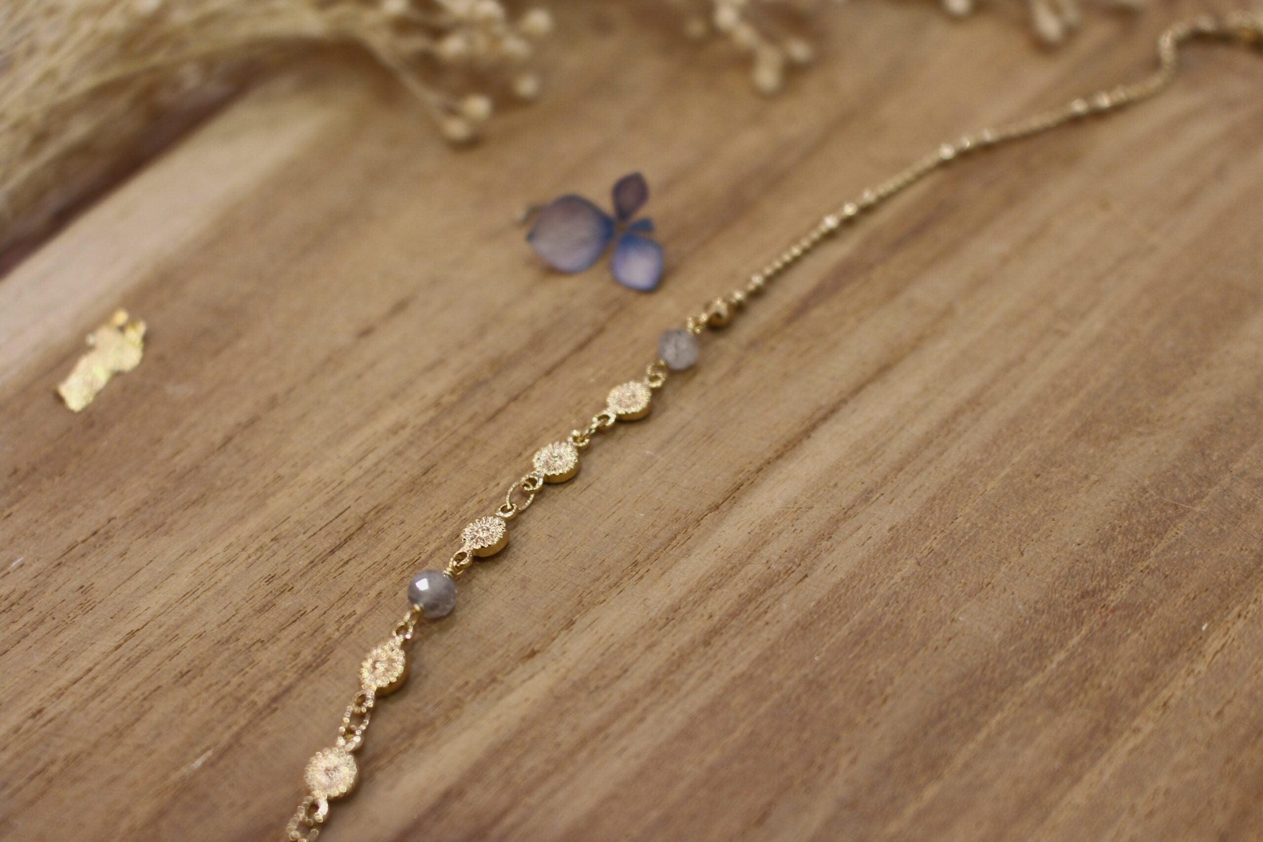 collier en laiton doré et perles en labradorite