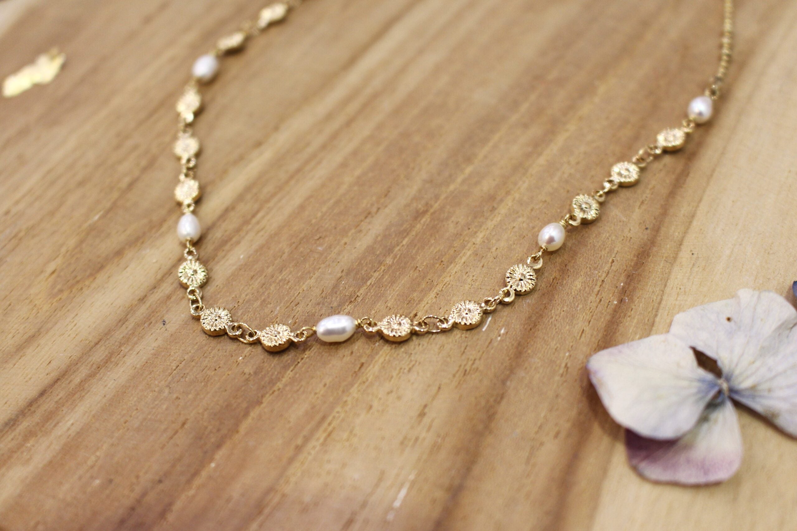 collier en laiton doré et perles d'eau douce