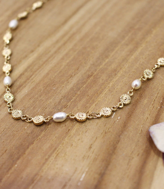 collier en laiton doré et perles d'eau douce