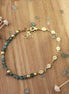 bracelet en perles d'émeraude brute et chaîne en fleurs dorées