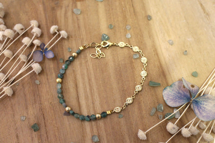 bracelet en perles d'émeraude brute et chaîne en fleurs dorées
