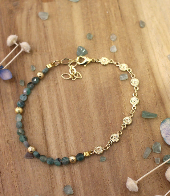 bracelet en perles d'émeraude brute et chaîne en fleurs dorées