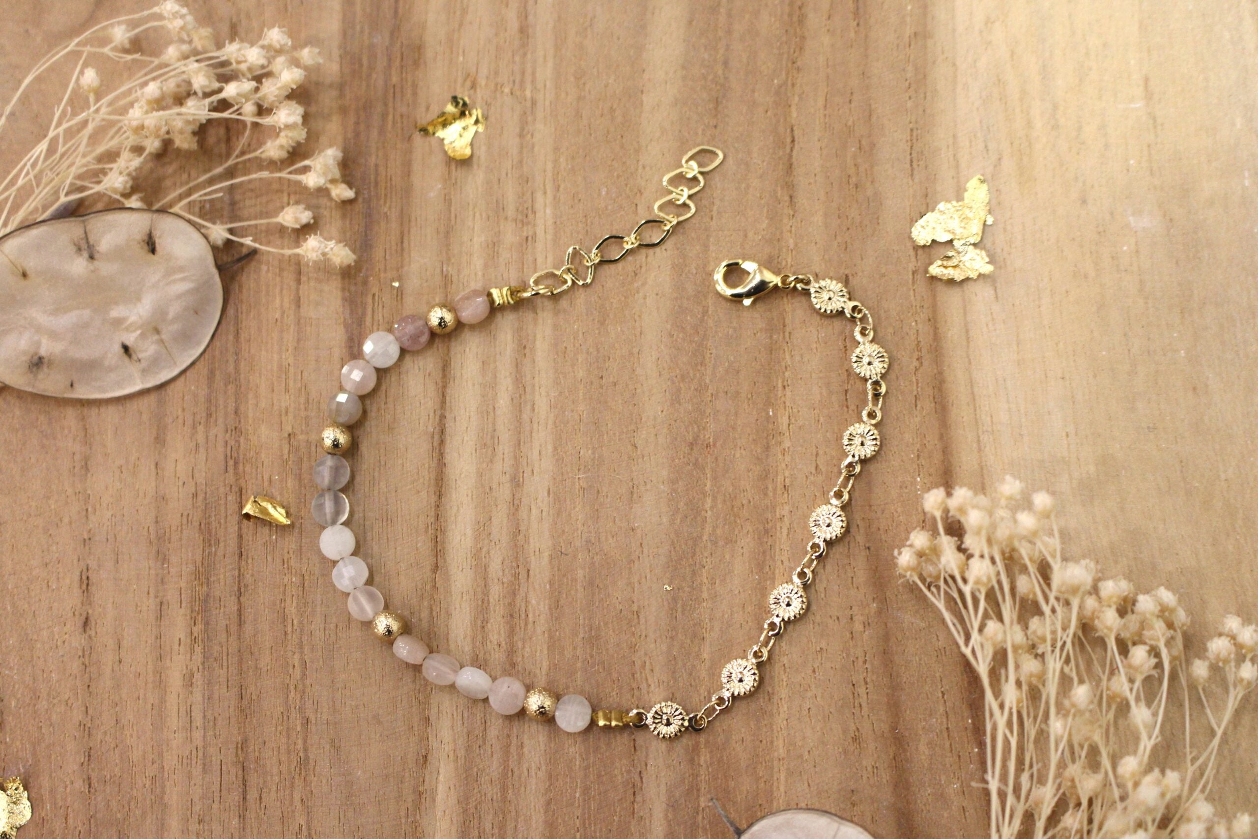 bracelet en laiton doré et pierre de lune pêche