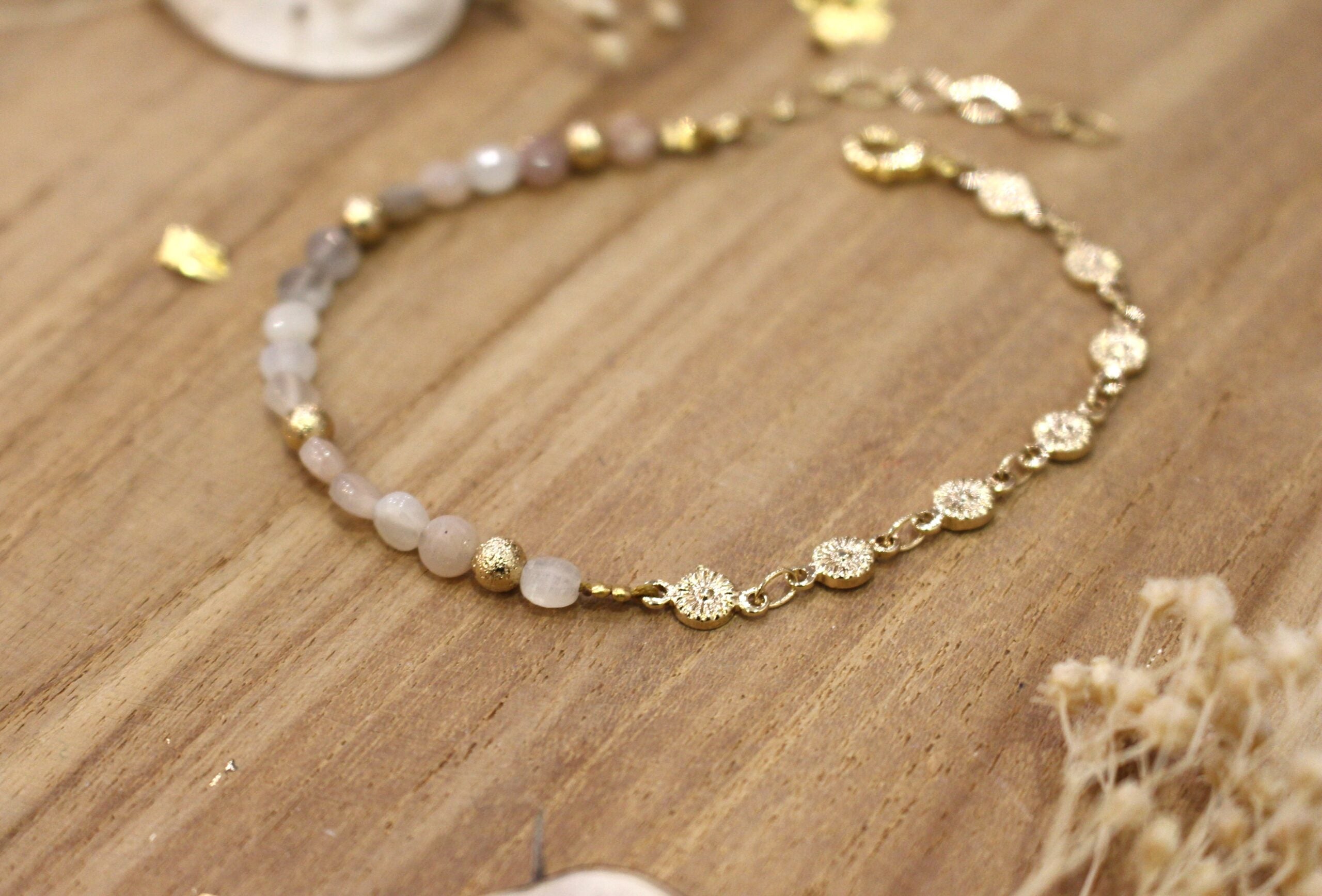 bracelet en laiton doré à l'or 24 carats et pierres de lune pêche