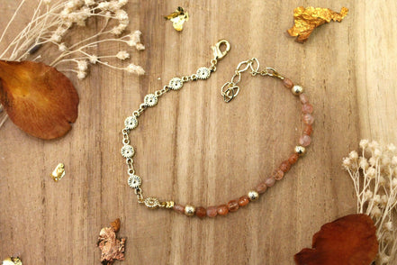 bracelet en laiton doré à l'or 24 carats et orné de perles en pierre de soleil