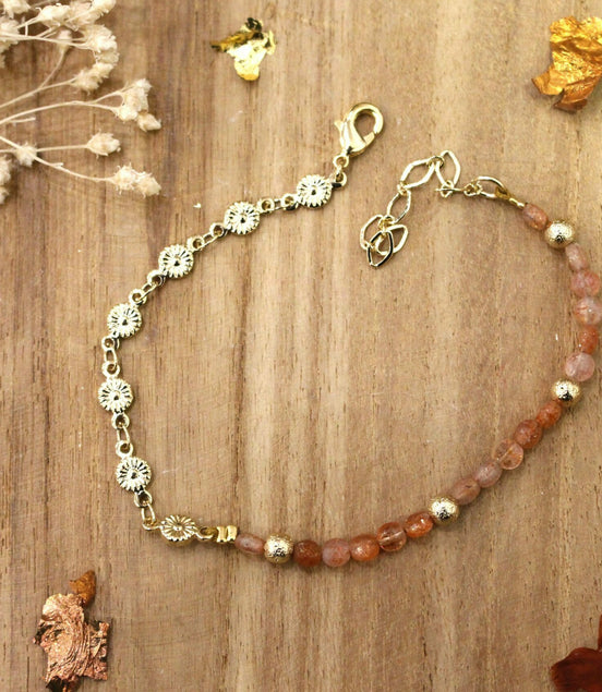 bracelet en laiton doré à l'or 24 carats et orné de perles en pierre de soleil