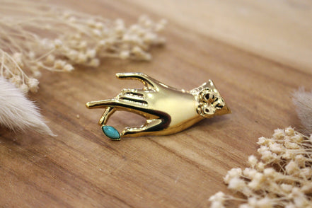 broche main doré et pierre naturelle