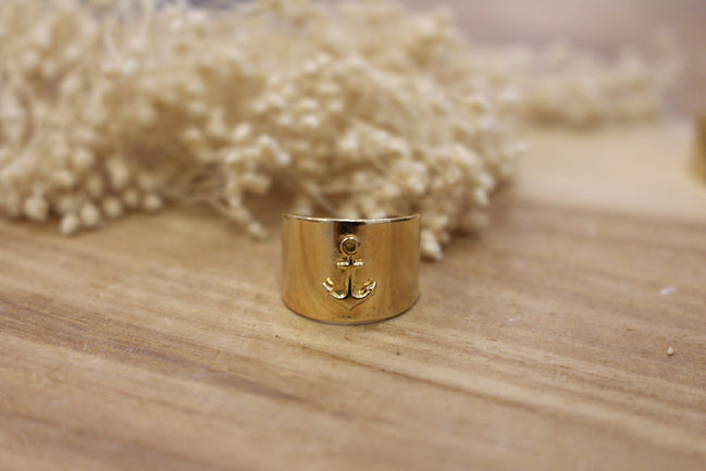 une bague en laiton doré à l'or 24 carat avec une ancre marine
