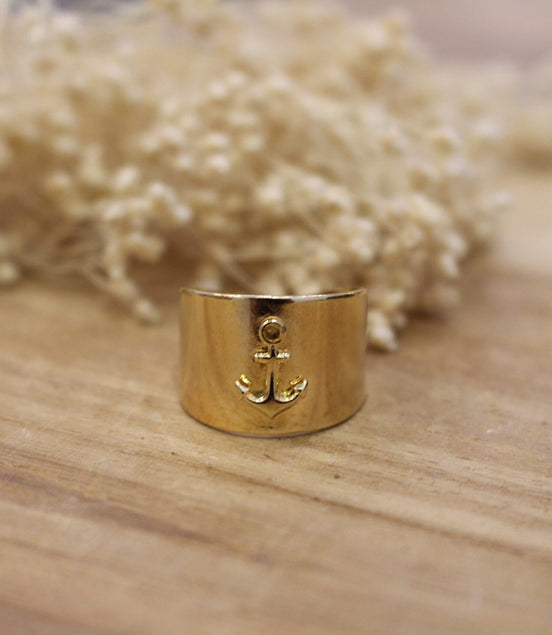 une bague en laiton doré à l'or 24 carat avec une ancre marine