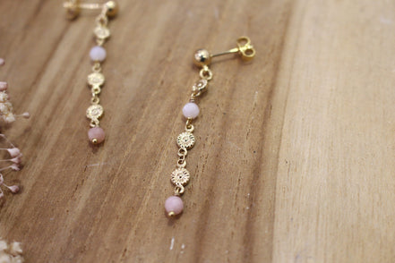 boucles d'oreilles printemps en opale rose et laiton doré