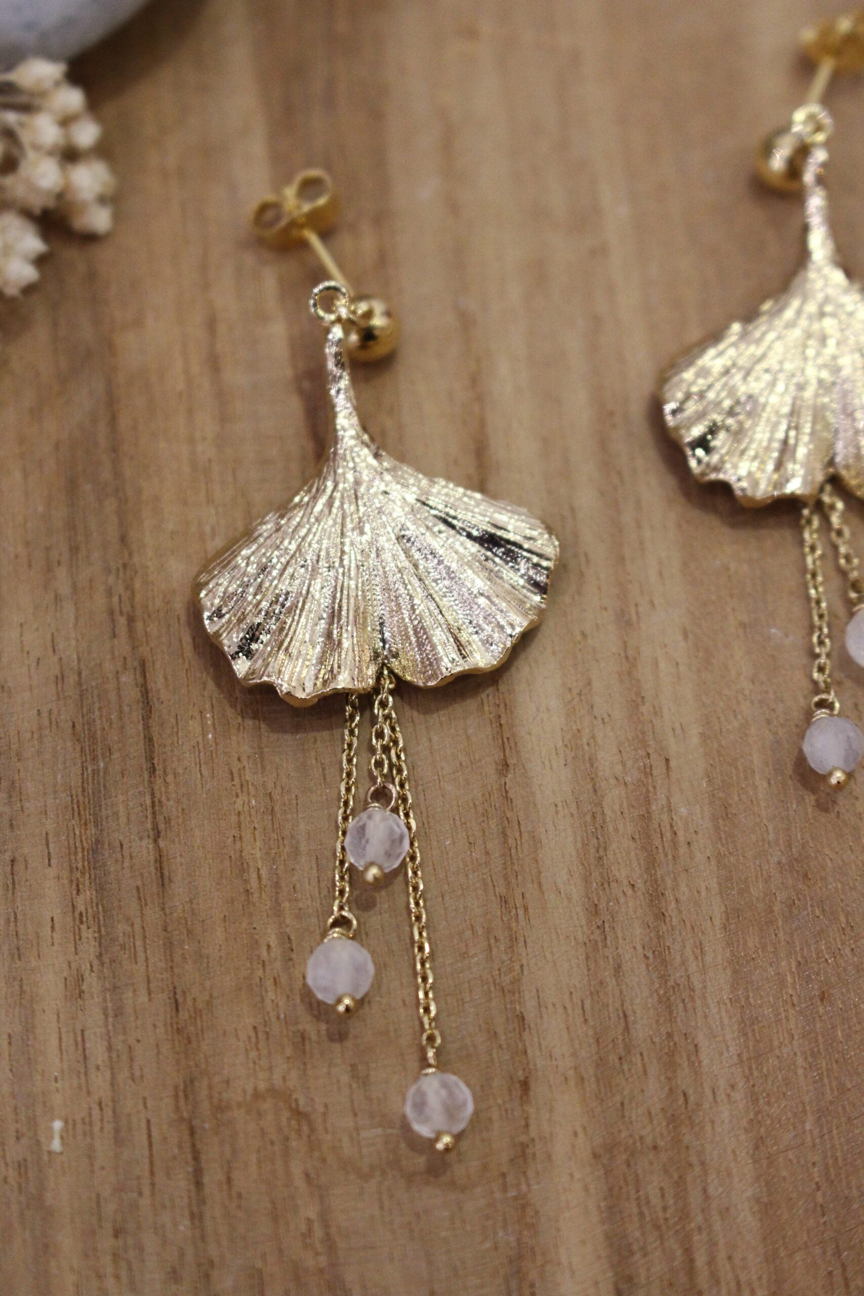 boucles gingko en laiton doré à l'or 24 carats et pierre de lune