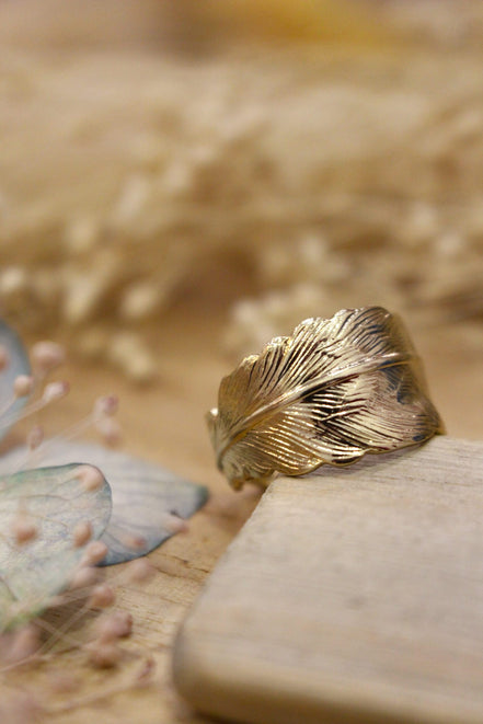 bague auteur représentant une plume enroulée sur elle même