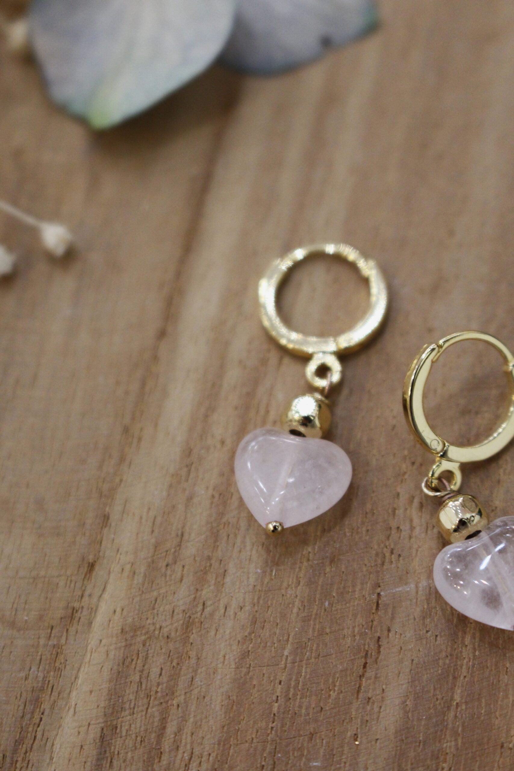 boucles d'oreilles en laiton doré et quart rose