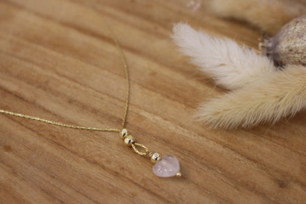 collier de créateurs doré et quartz rose en forme de coeur