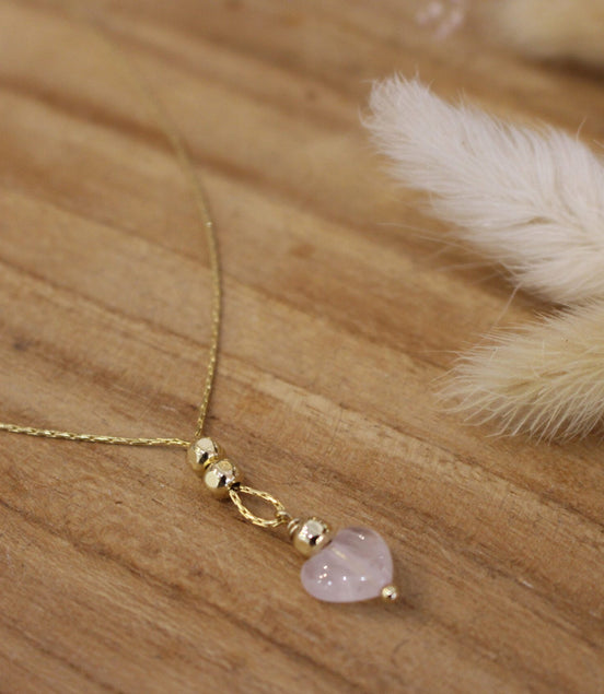 collier de créateurs doré et quartz rose en forme de coeur