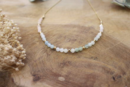 collier de créateur avec pierre de béryl et perles en laiton doré