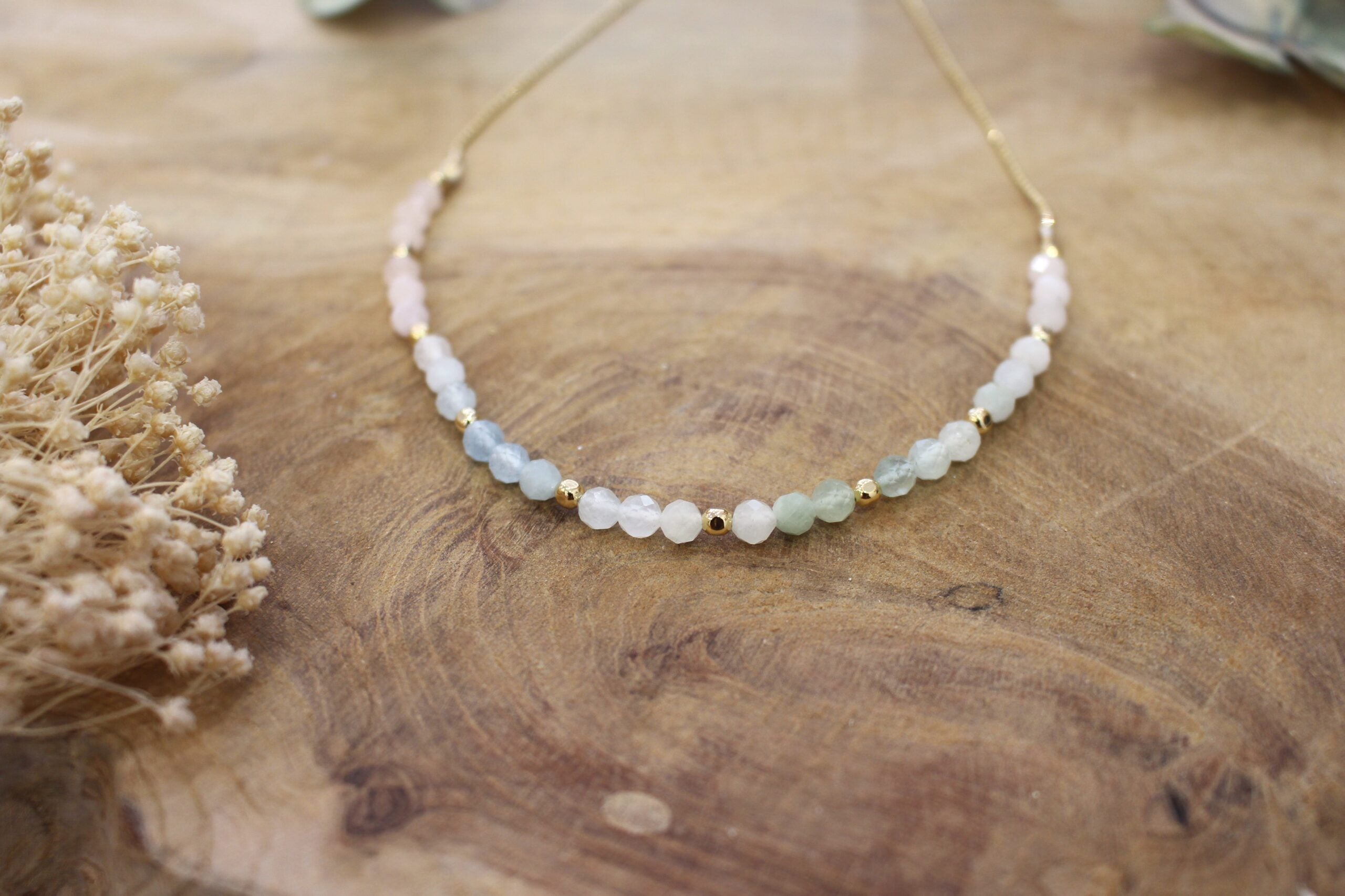 collier de créateur avec pierre de béryl et perles en laiton doré