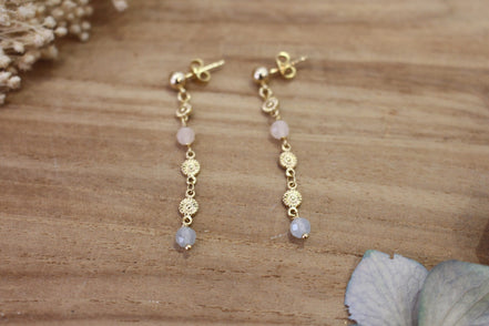boucles d'oreilles ornées de fleurs dorées et perles de béryl