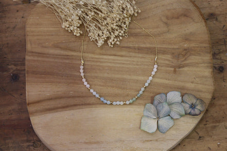 ras du cou en béryl et perles en laiton doré