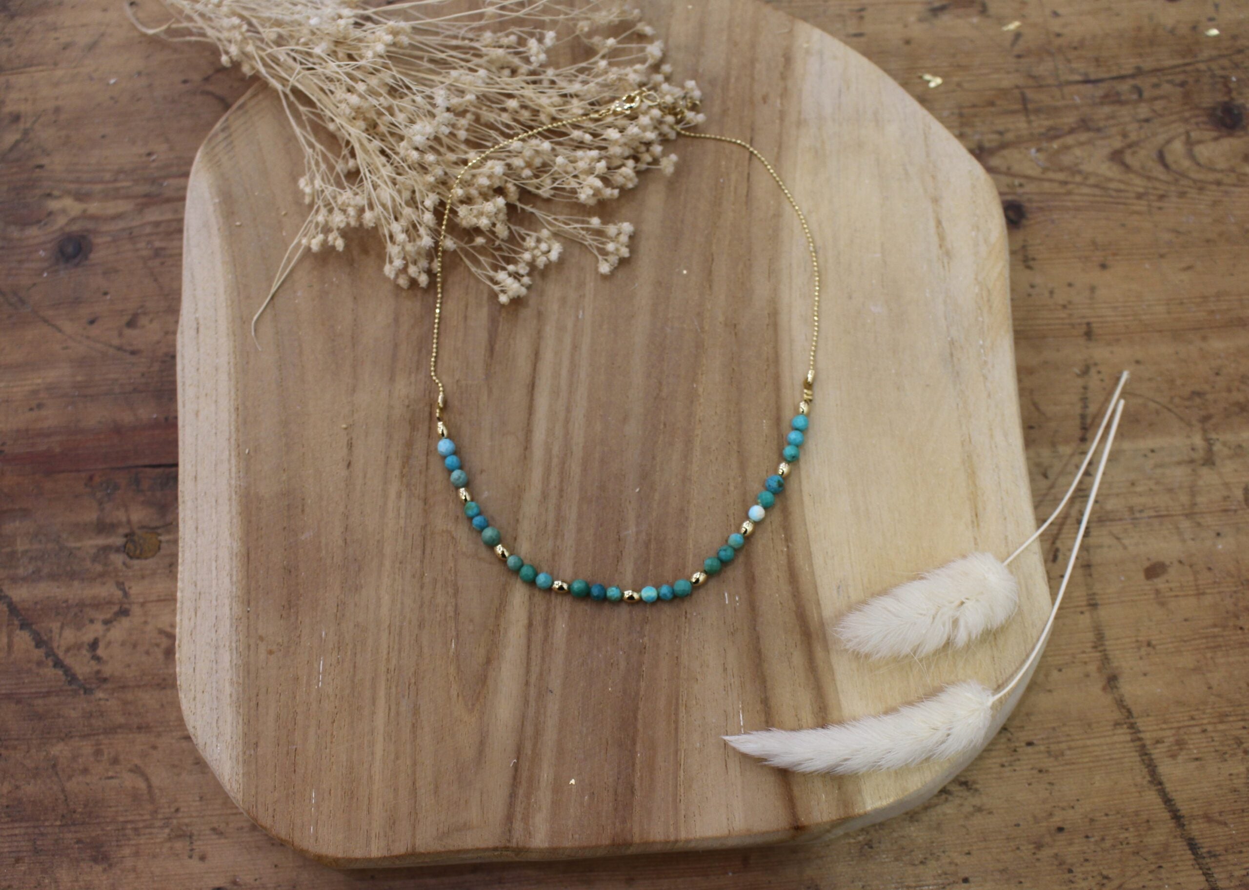 ras du cou en turquoise et perles de laiton dorées à l'or 24 carats