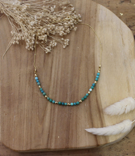 ras du cou en turquoise et perles de laiton dorées à l'or 24 carats
