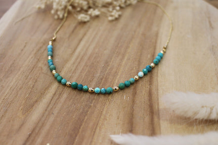 collier ras du cou avec perles dorées et turquoise