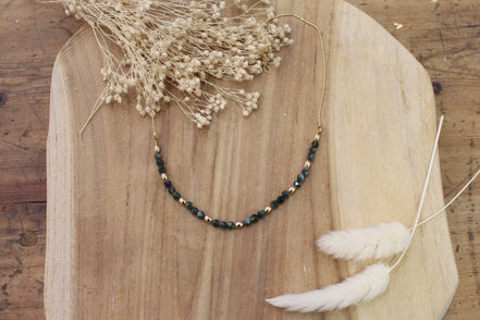 collier ras du cou en séraphinite et perles de laiton doré