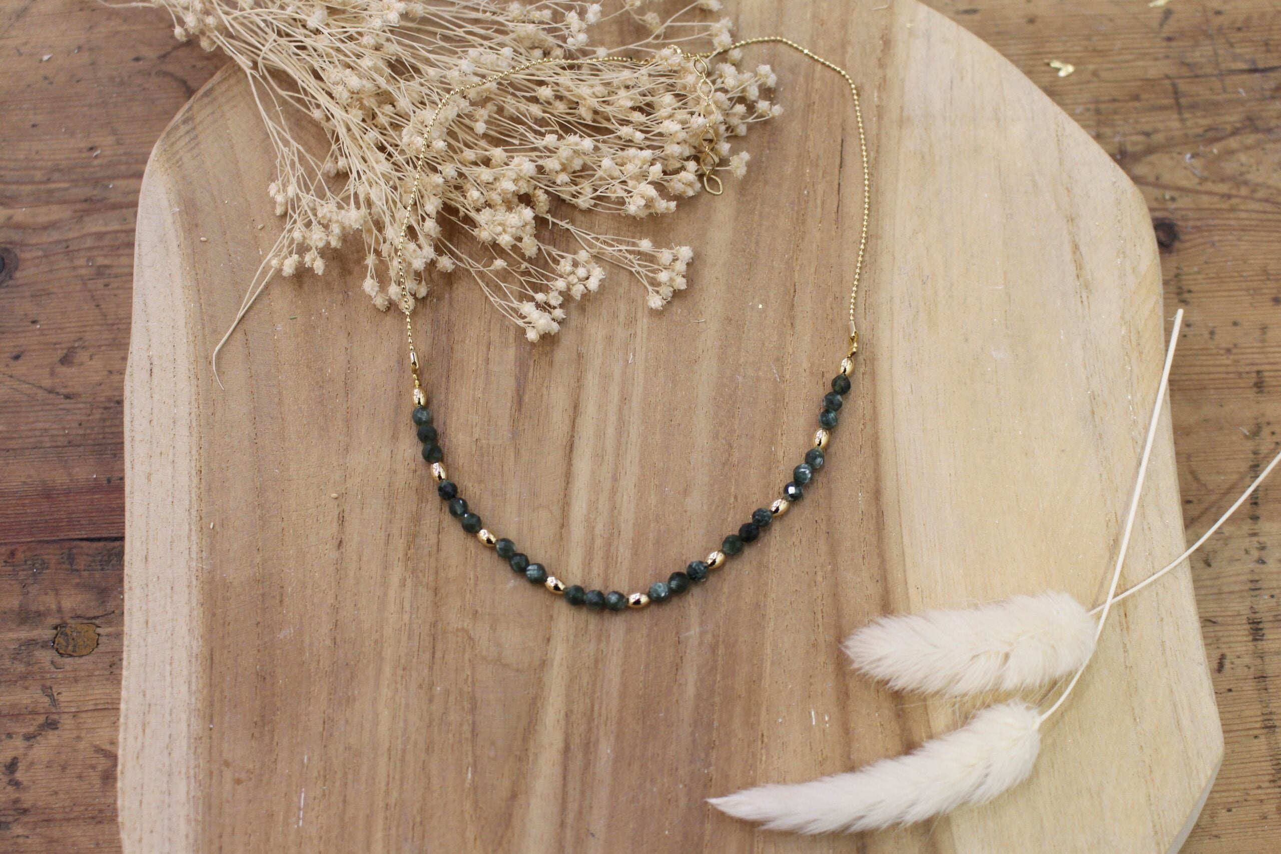 collier ras du cou en séraphinite et perles de laiton doré