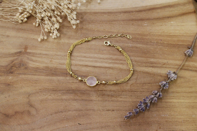 bracelet espiègle en laiton doré et quartz rose