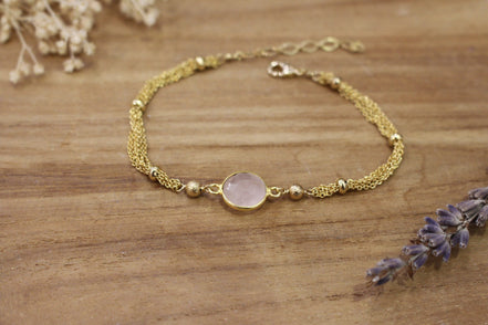 bracelet espiègle en laiton doré à l'or 24 carats et quartz rose