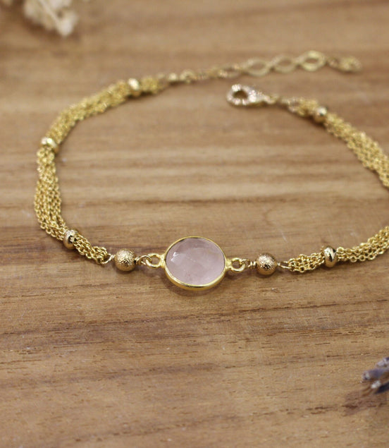 bracelet espiègle en laiton doré à l'or 24 carats et quartz rose