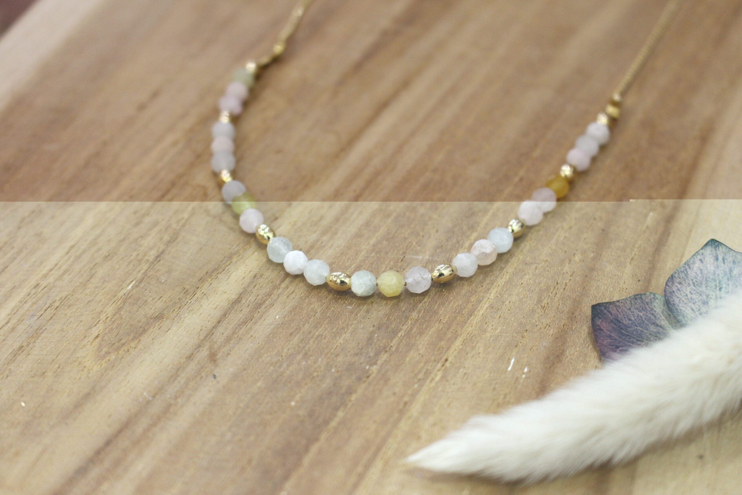 collier ras du cou en béryl et perles dorées