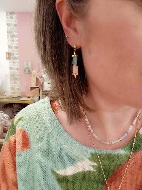 bijou de créateur fait main collier et boucles d'oreille en laiton doré et pierre naturelle
