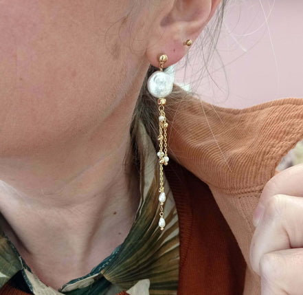 boucles d'oreilles longues dorées et perles d'eau douce fabriquée en France.