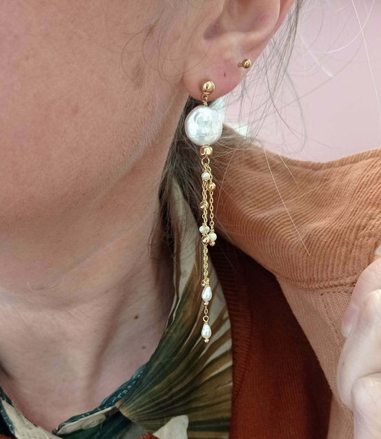 boucles d'oreilles longues dorées et perles d'eau douce fabriquée en France.