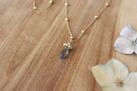collier en laiton doré à l'or 24 carats et pendentif en labradorite en forme de goutte