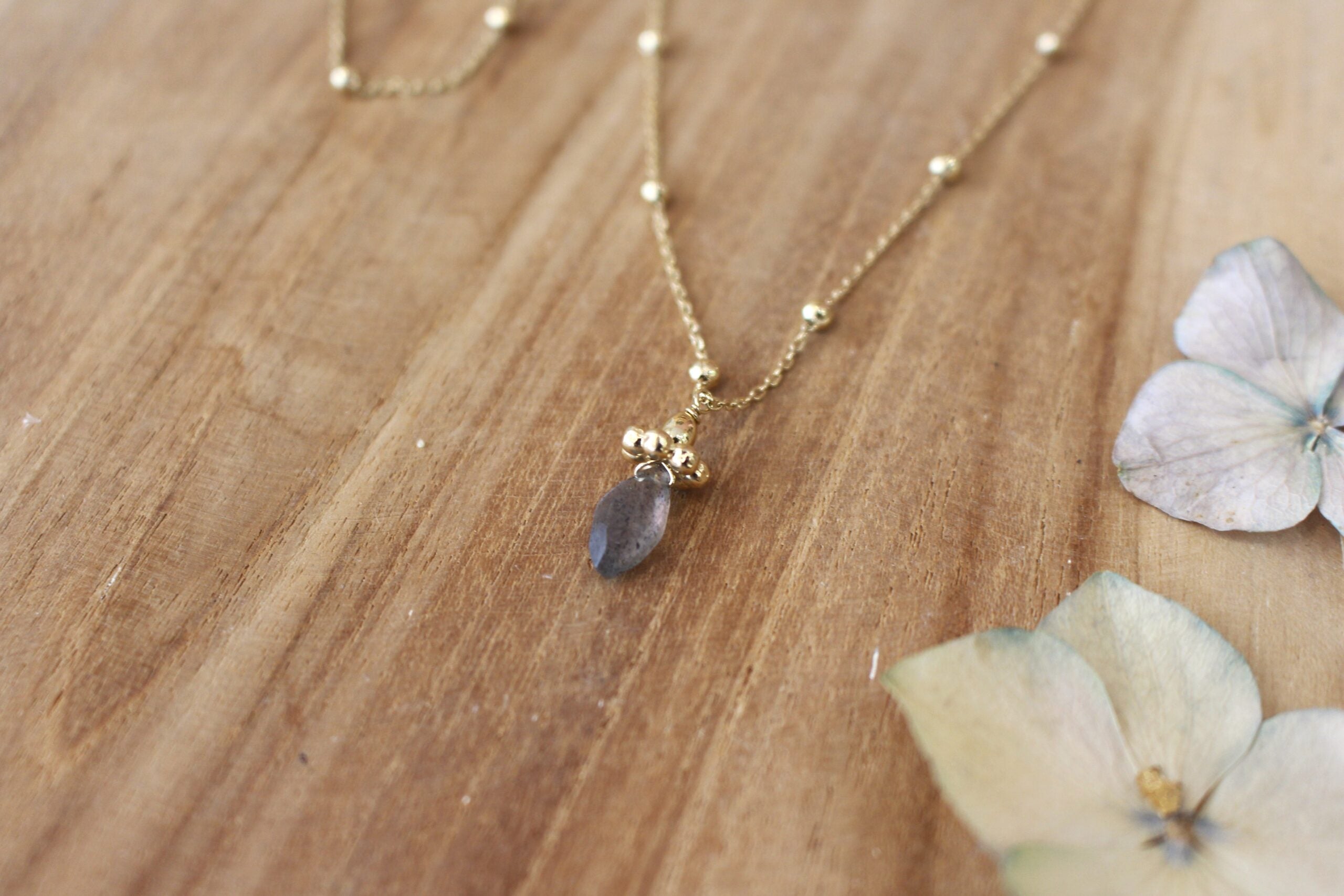 collier en laiton doré à l'or 24 carats et pendentif en labradorite en forme de goutte