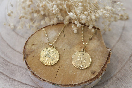 collier signes astrologique en laiton doré, signes vierge et balance