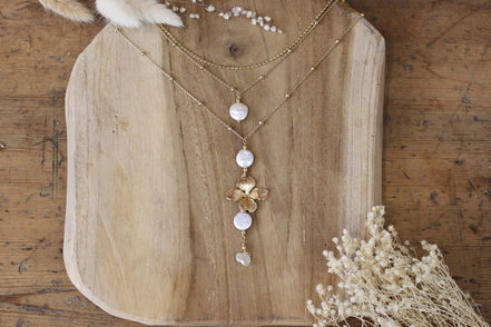 collier de dos pour mariée en perle d'eau douce et fleur dorée