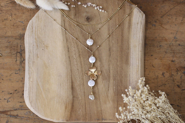 collier de dos pour mariée en perle d'eau douce et fleur dorée