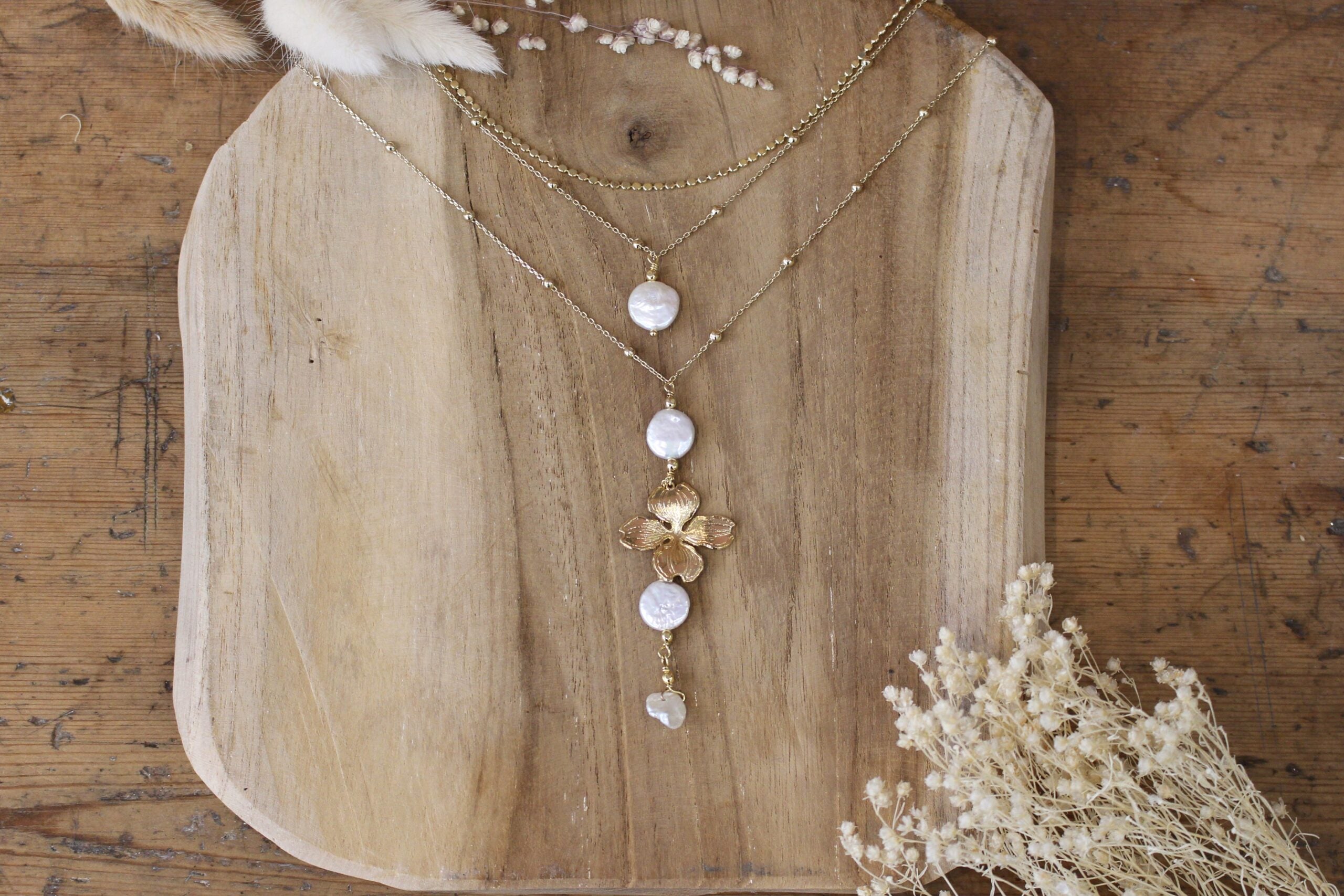 collier de dos pour mariée en perle d'eau douce et fleur dorée