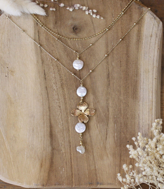 collier de dos pour mariée en perle d'eau douce et fleur dorée