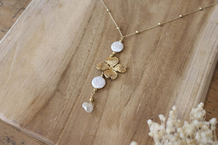 collier de dos pour mariée avec pendentif dans le dos avec une fleur dorée et des perles d'eau douce