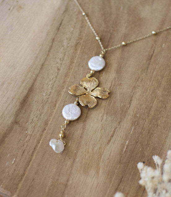 collier de dos pour mariée avec pendentif dans le dos avec une fleur dorée et des perles d'eau douce