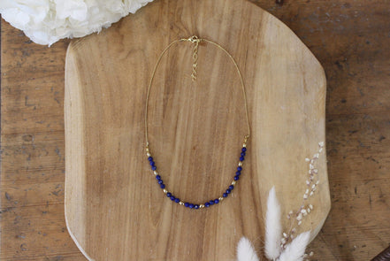 collier ras cou doré et perles de lapis lazuli