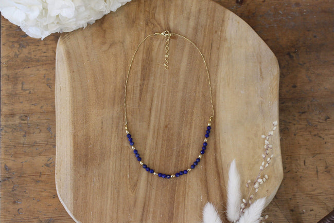 collier ras cou doré et perles de lapis lazuli