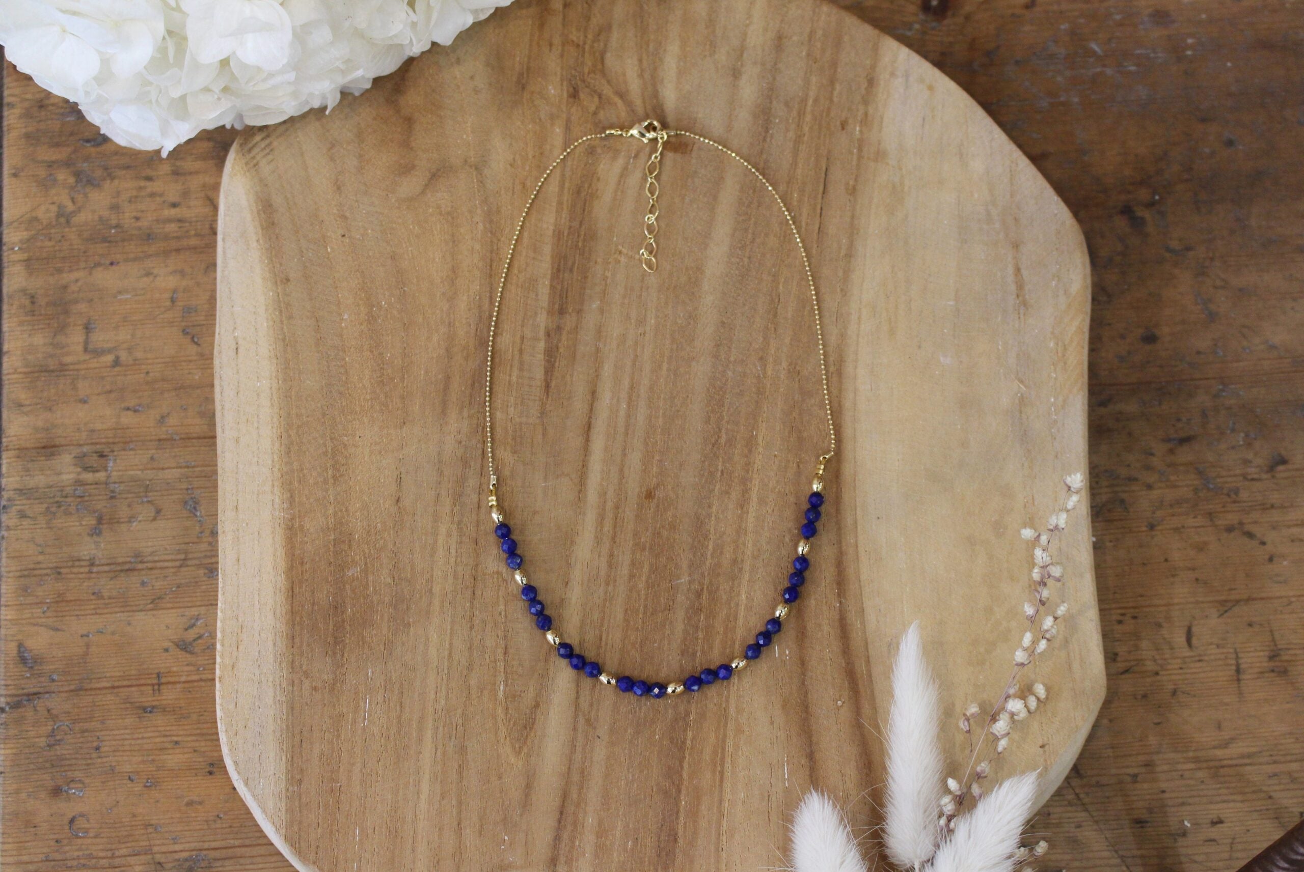 collier ras cou doré et perles de lapis lazuli