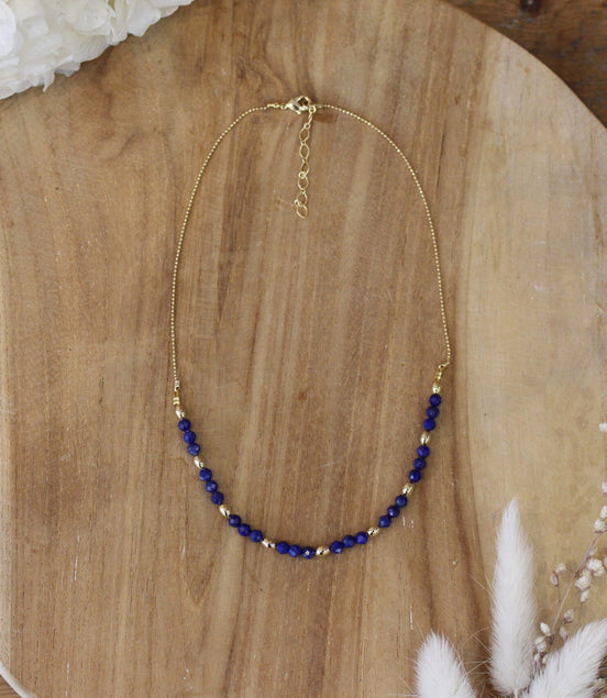 collier ras cou doré et perles de lapis lazuli
